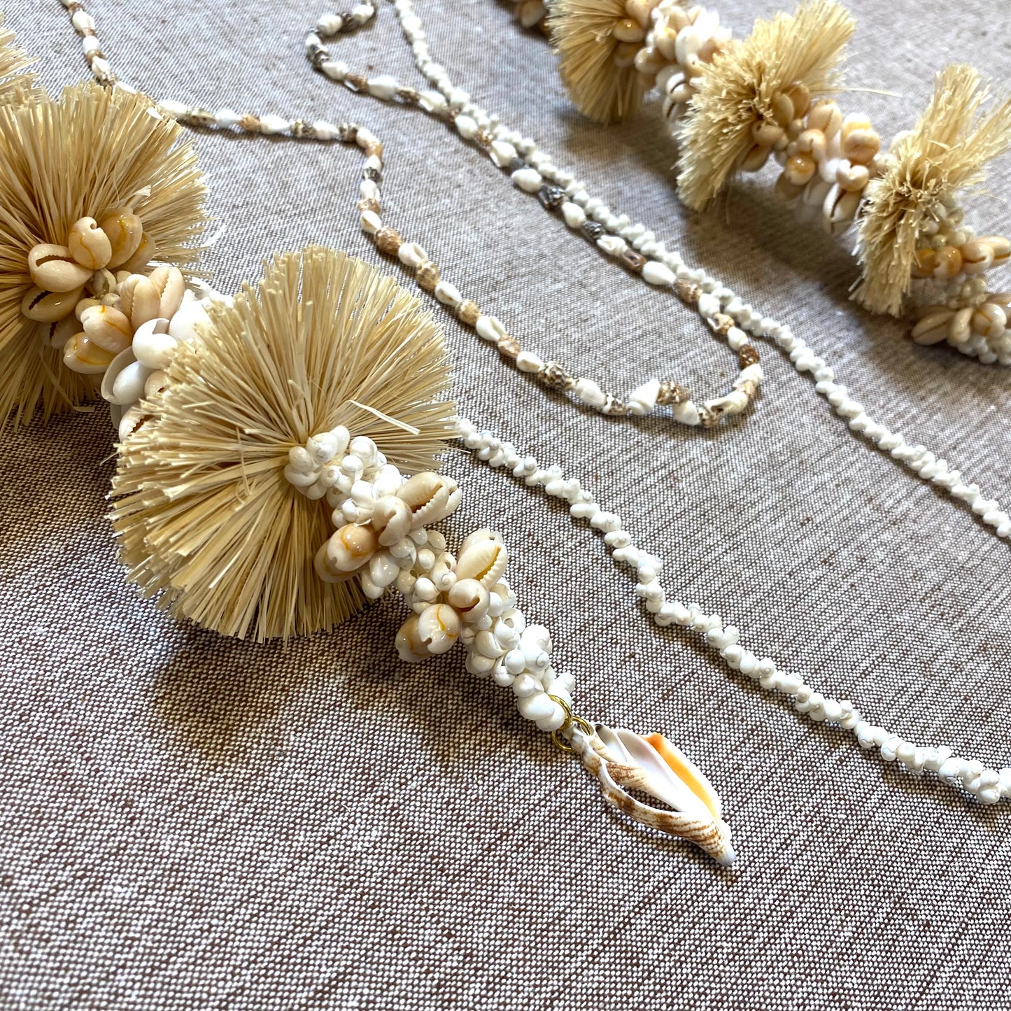 KAHEKILI MAILE LEI beige/black