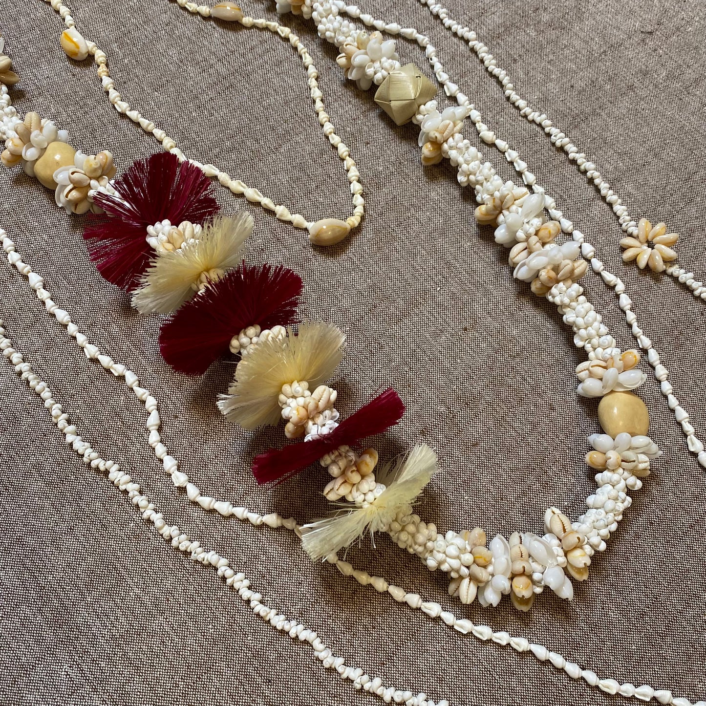 MILA LEI maroon/white