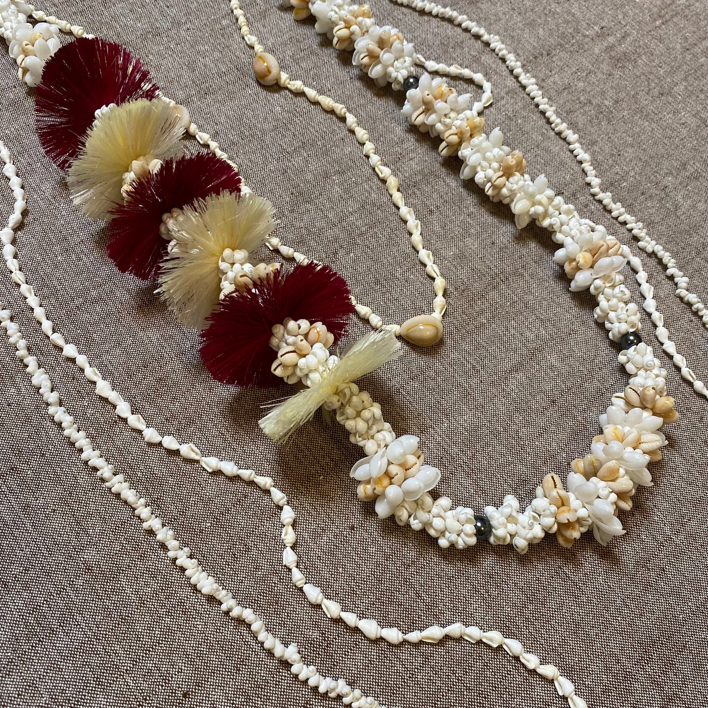 MILA LEI maroon/white